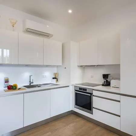 Apartment White Light, 1 Minute A Pied Du Port! Nice