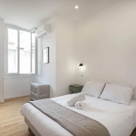 White Light, 1 Minute A Pied Du Port!