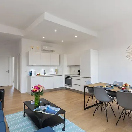 Apartment White Light, 1 Minute A Pied Du Port! Nice